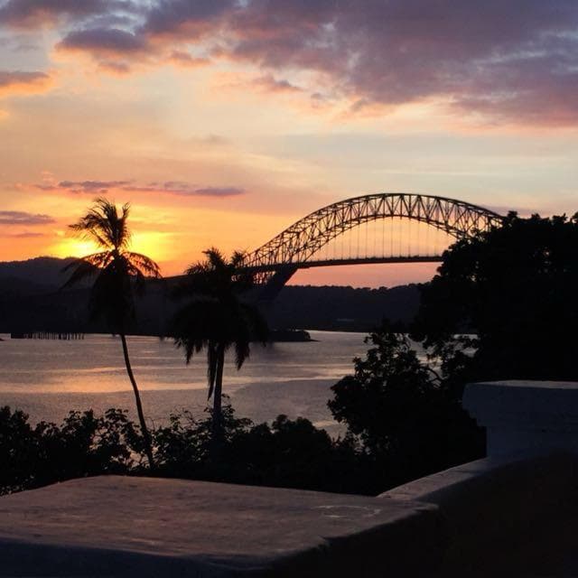 Silueta de un puente al atardecer