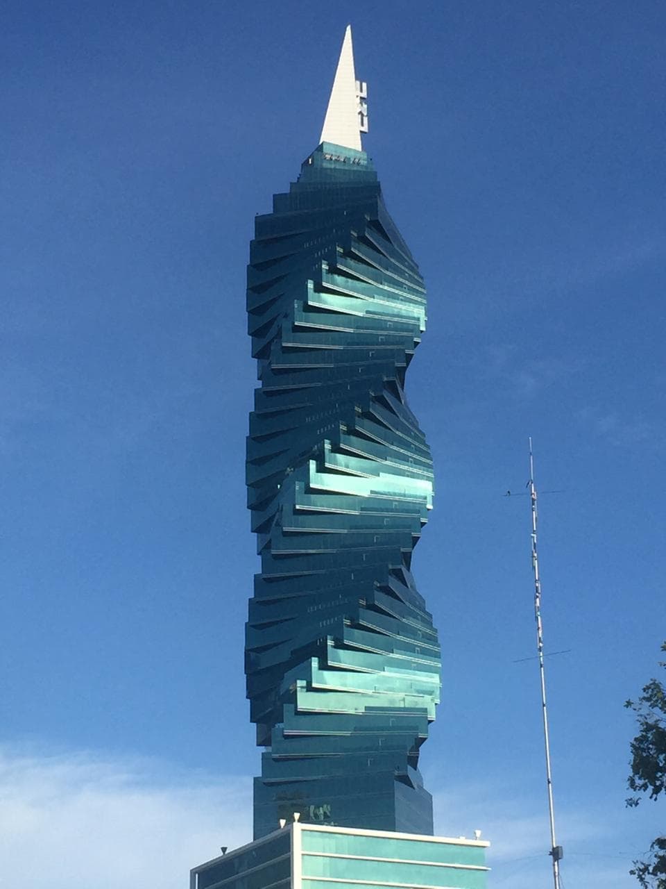 La torre F&F entre edificios de la ciudad