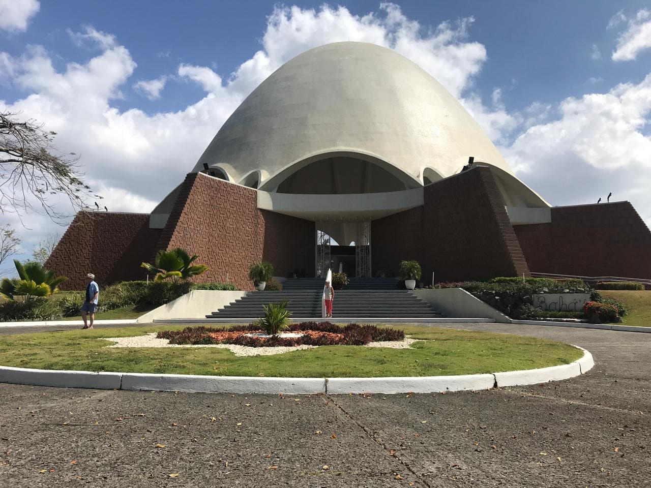 Templo Bahá’í de Panamá bajo un cielo nublado