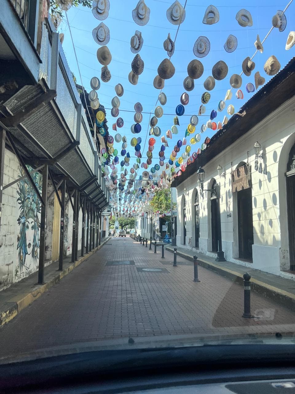 Sombreros suspendidos sobre una calle del Casco