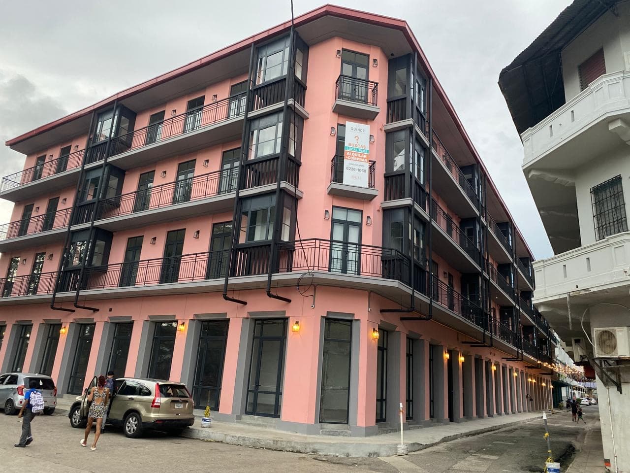 Edificio rosado con balcones en el Casco