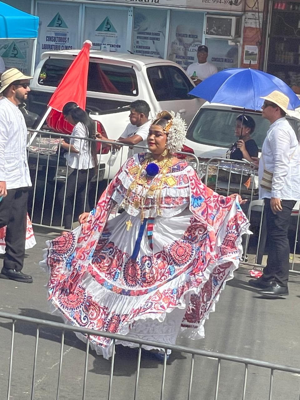 Pollera panameña en una celebración callejera