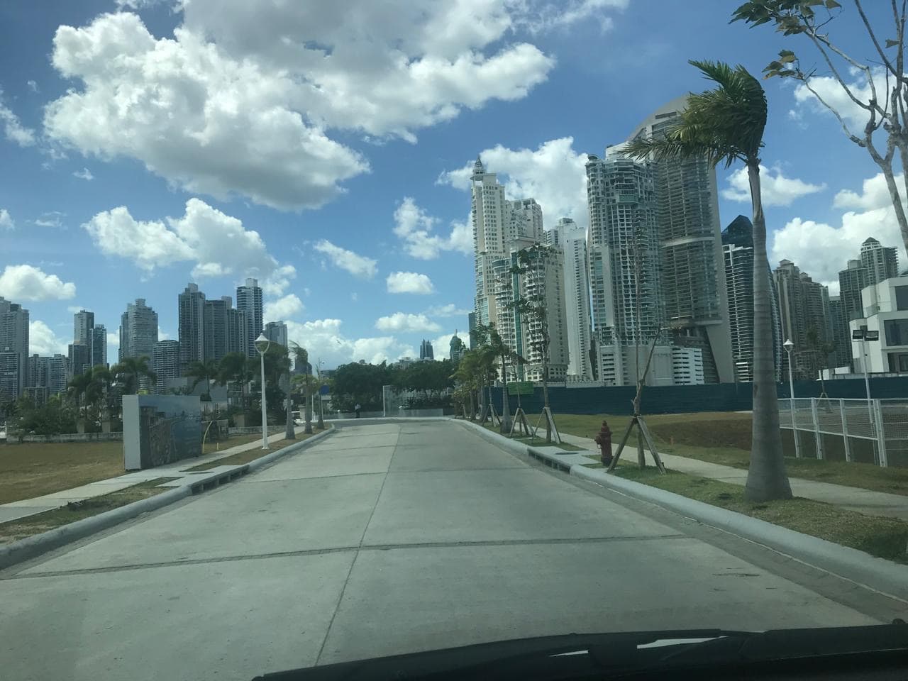 Avenida junto a los edificios de Ciudad de Panamá