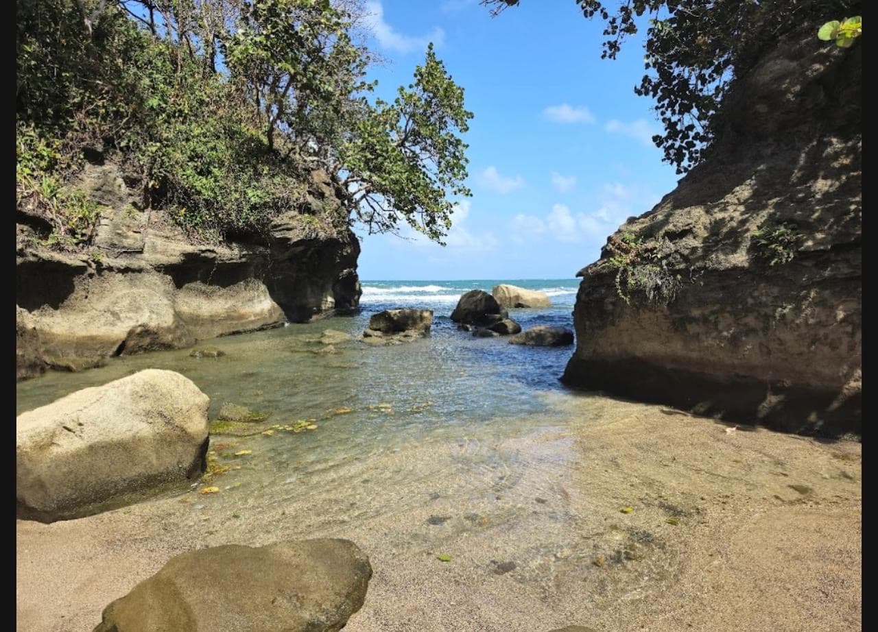 Agua clara entre rocas en la costa de Colón