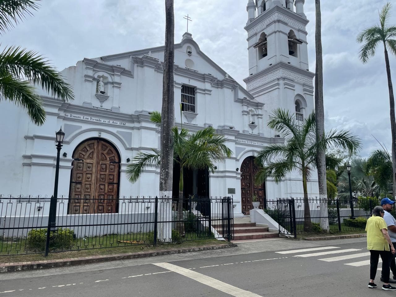 Fachada de iglesia colonial con torres blancas