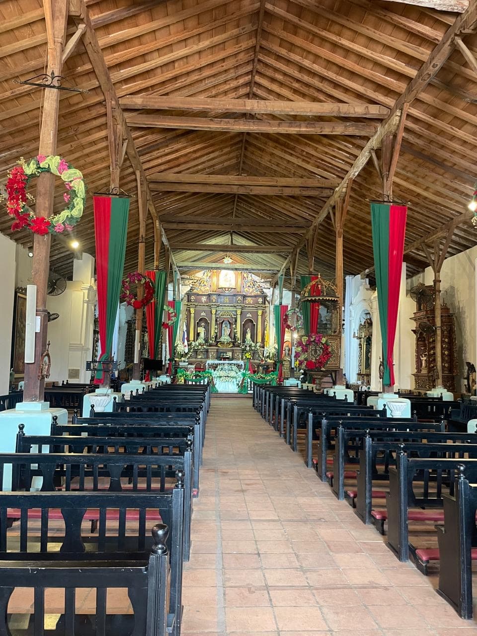 Interior de iglesia con techo de madera