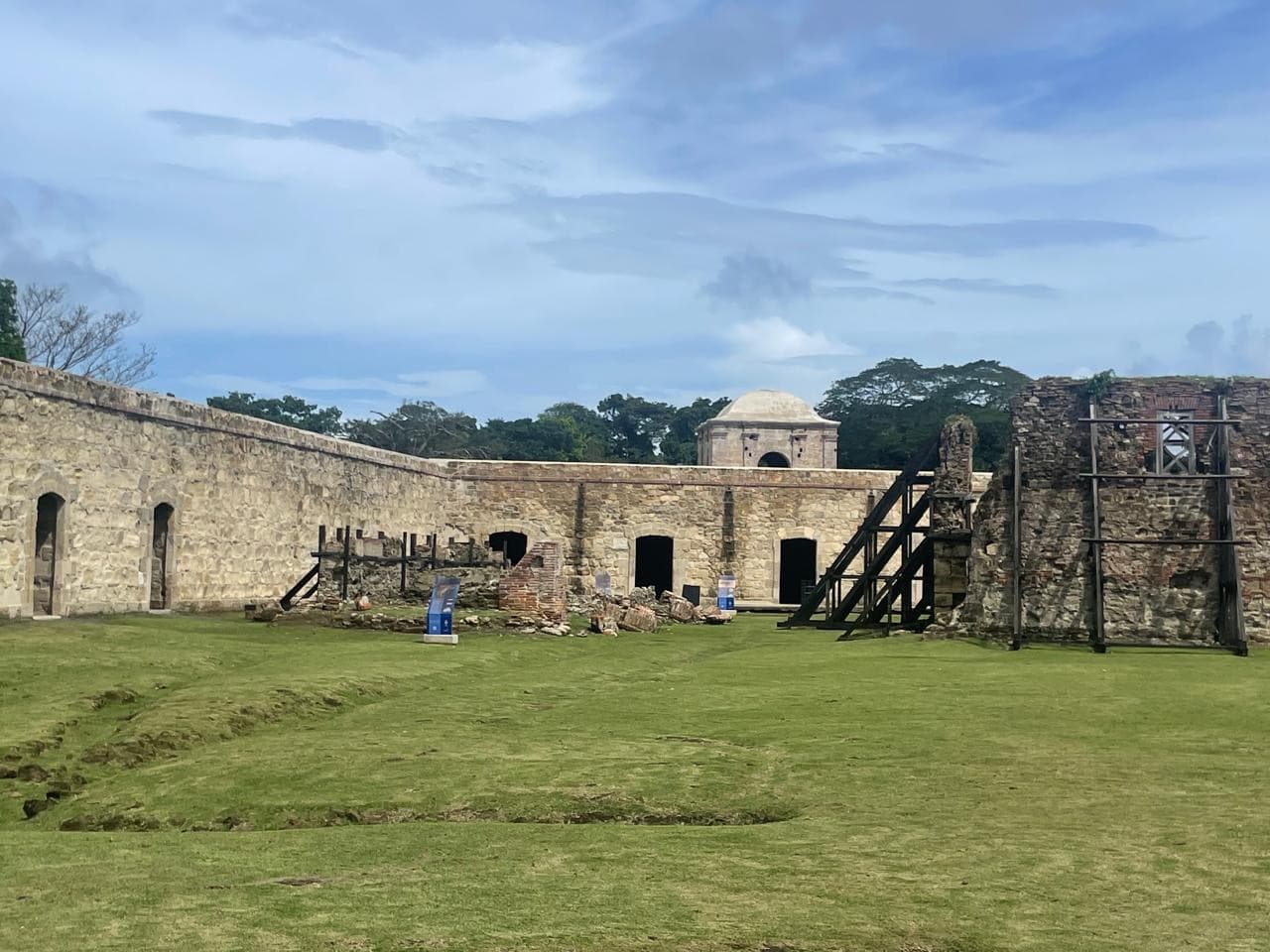 Murallas y explanada de una fortaleza en Colón
