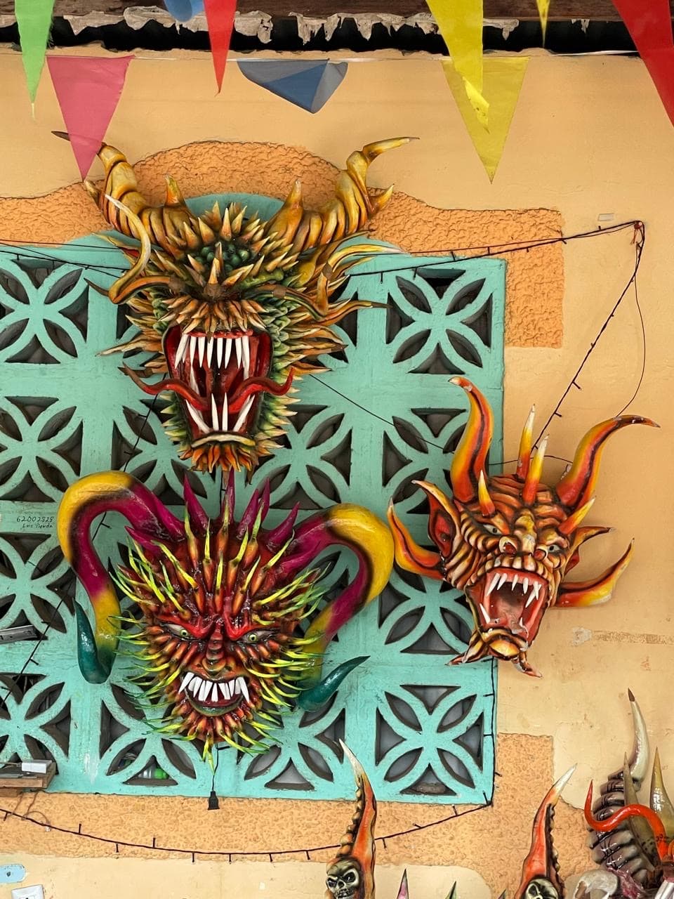 Máscaras de colores expuestas en Portobelo