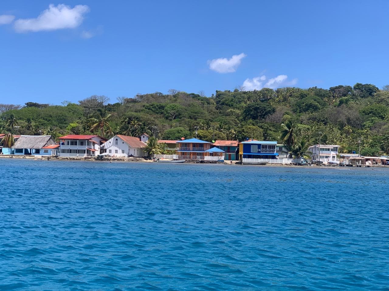 Casas de colores frente al agua en Colón