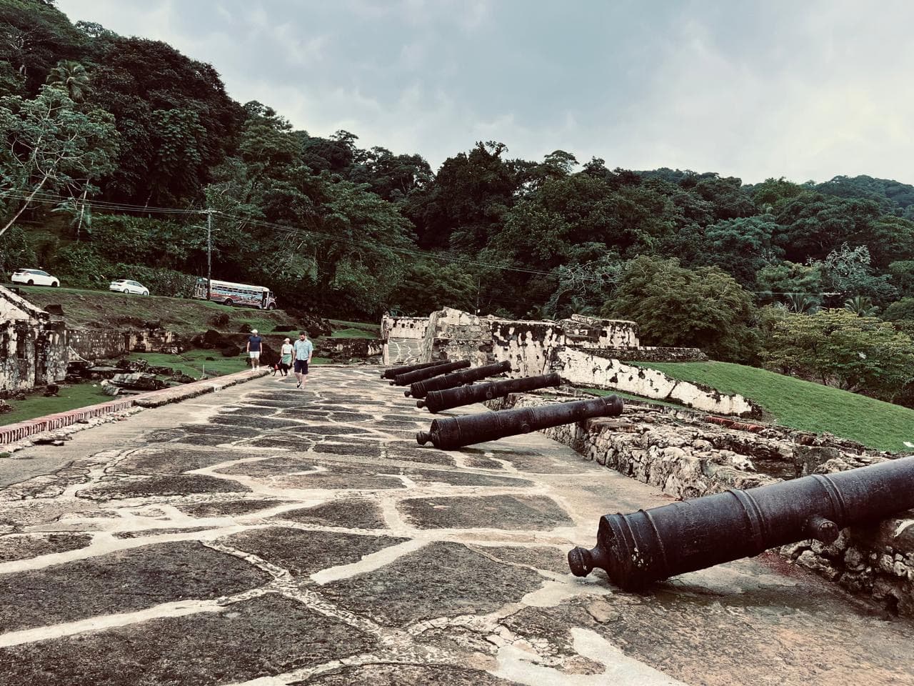 Cañones sobre las ruinas de Portobelo