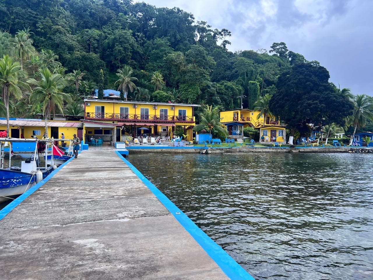 Muelle azul frente a las casas de Portobelo