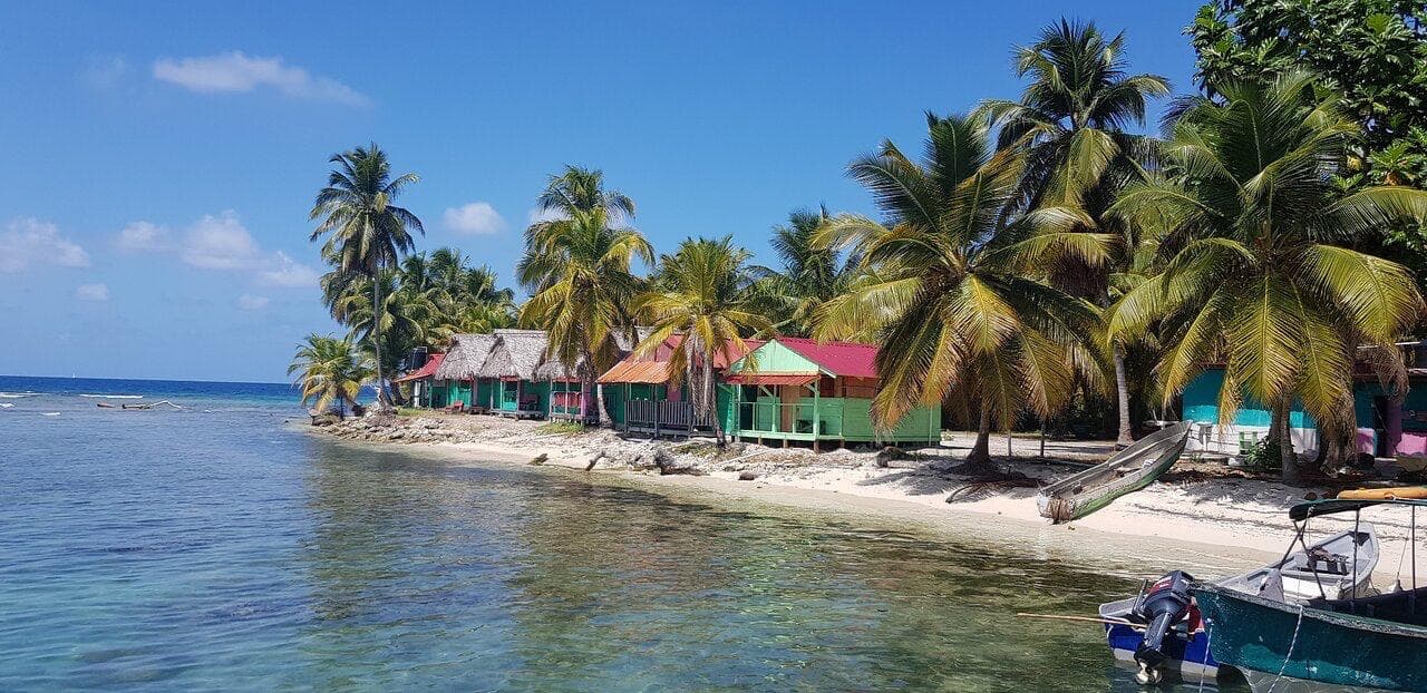 Casas de colores y palmeras junto al mar en una isla de San Blas